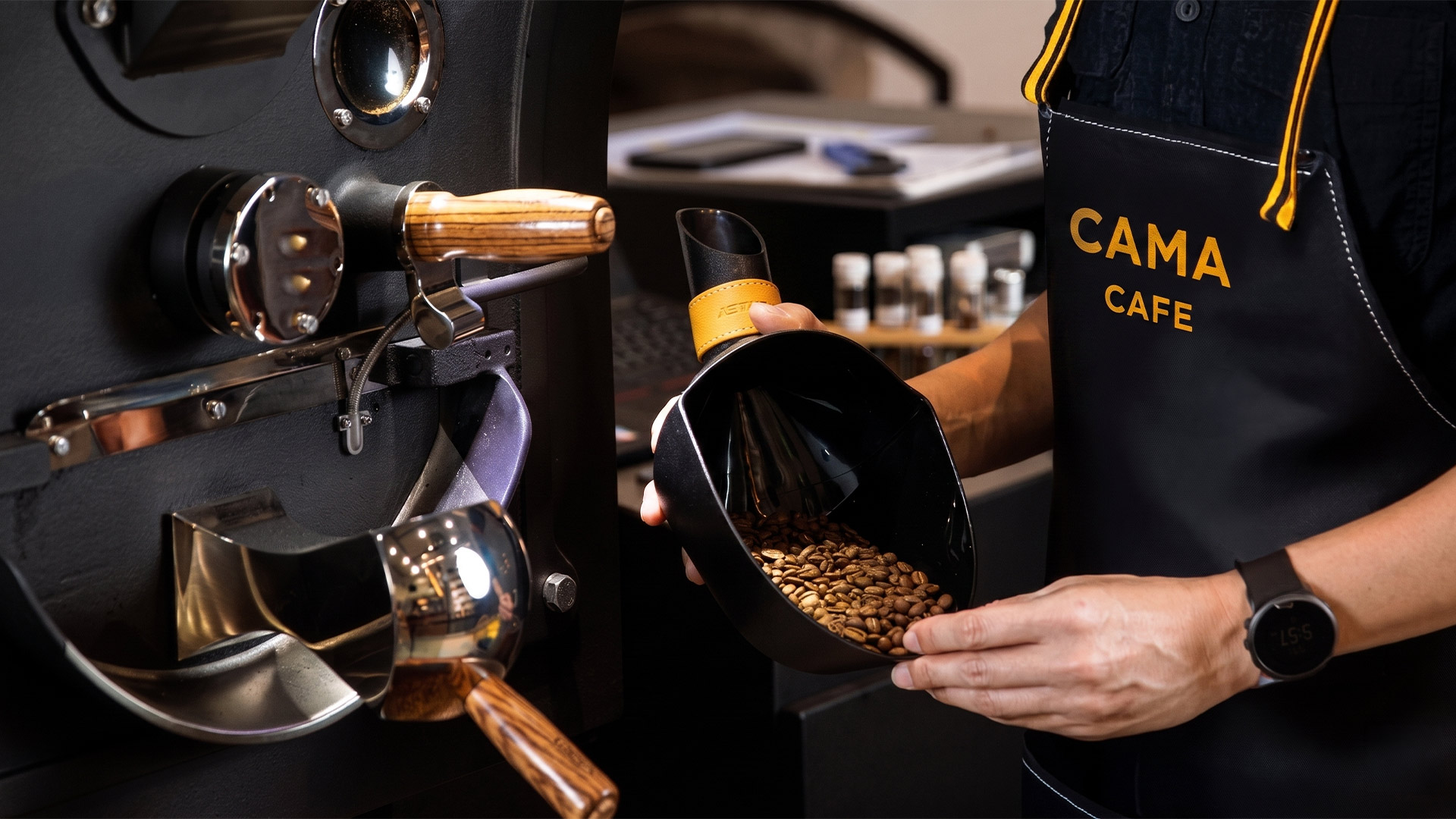 CAMA-CAFE-形象_2026_烘豆.jpg